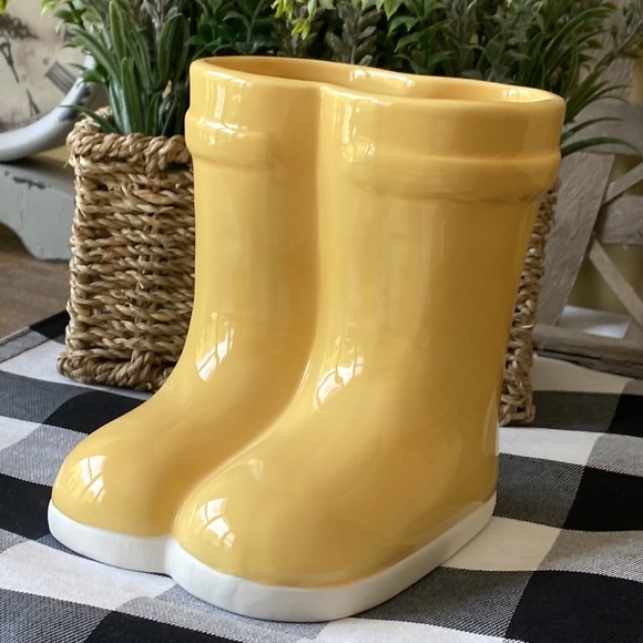 NEW! Cottage Farmhouse Yellow Spring Rainy Day Ceramic Rain Boots Vase - Picture 9 of 9
